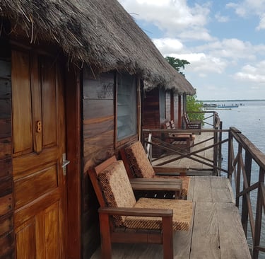 Een prachtige afbeelding van Bintang Bolong, een eco-lodge gelegen aan de oevers van een rustige riv