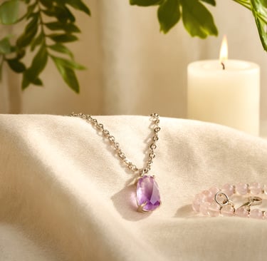 Eleganter Schmuck mit Amethyst und Rosenquarz auf natürlichem Hintergrund, Symbol für Heilung und Gesundheit.