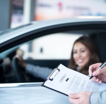 Expat signing car insurance contract in Murcia with transparent pricing and no-claims bonus trans