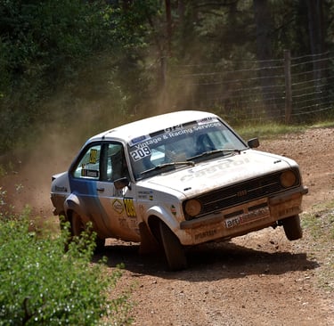 Ford Escort sur 2 roues lors du rallye terre de lozère
