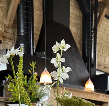 Composition de table de fleurs des champs tel une motte de terre 
