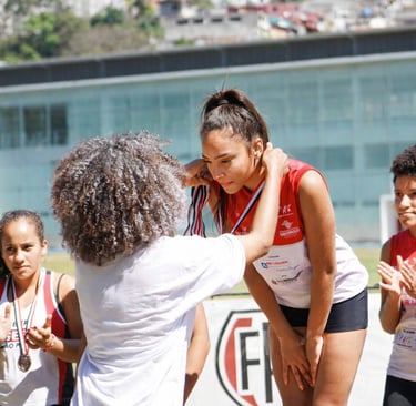 Crianças atletas de atletismo em São Bernardo do Campo recebendo medalhas pela ASA São Bernardo
