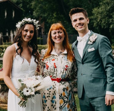 Berlin Hochzeit! Inklusive einer Braut mit Blumenkranz im Haar und einem Bräutigam im grünen Anzug.