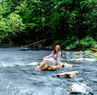 Central PA senior picture photographer. Senior pictures in a creek