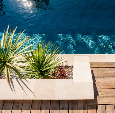 terrasse bois et piscine
