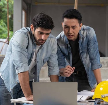 Kierownik budowy omawia plan działania i front robót z pracownikiem