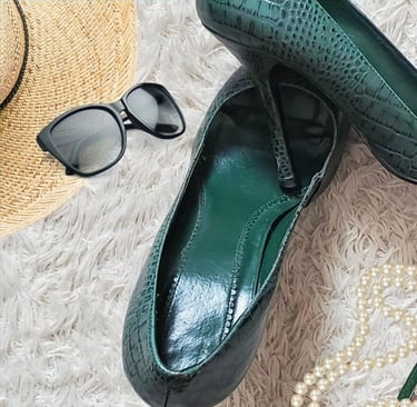 a pair of shoes and a hat on a rug