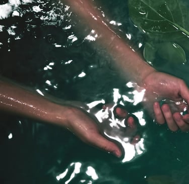 Mains dans l’eau illustrant l’accueil d’un soin ponctuel pour libérer l’excès et clarifier le champ