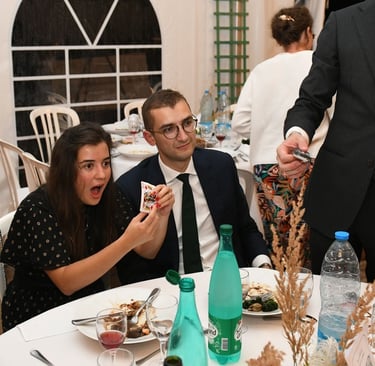 spectatrice qui tient avec une carte