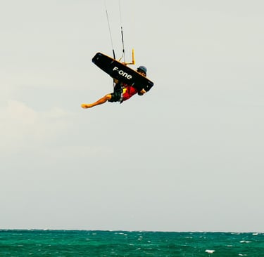 Louison pratique freestyle kitesurfing one foot board off