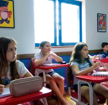 Inglês cedo = sucesso escolar! Saiba por que crianças bilíngues aprendem outras matérias