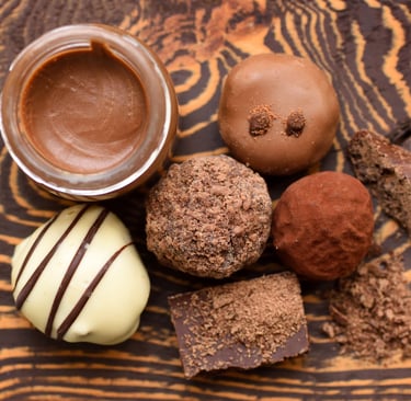 Postres de chocolate con rayadura de cacao natural