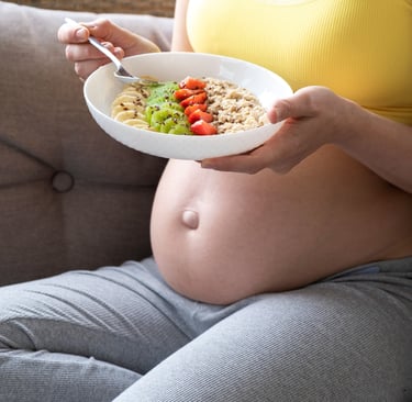 Mujer embarazada comiendo 