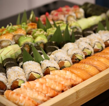 un plateau de sushi