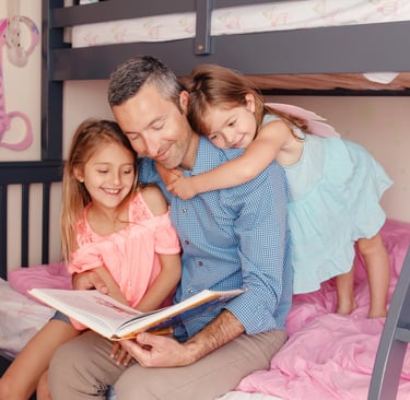 Parent lisant un livre personnalisé avec son enfant à la maison