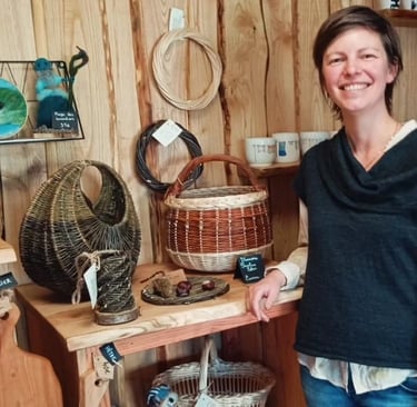 Pauline Sitter Portrait avec ses objets en osier tressés à la main