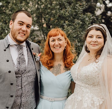 Sommer Hochzeit! Ein traumhaftes curvy Hochzeitspaar, das nach der Trauung in die Kamera strahlt.