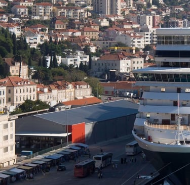 foto do navio Queen Elizabeth ancorado em Dubrovnik