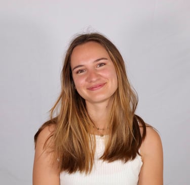 Freelance communication digitale à son bureau, création de stratégie social media