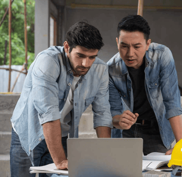 Kierownik budowy omawia plan działania i front robót z pracownikiem