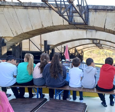 Groupe d'enfants sur le pont de la péniche aux ouvrages du Libron, site remarquable du Canal