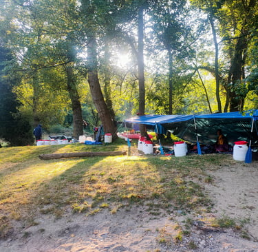 bivouac camps camping tente sauvage bord rivière sauvage