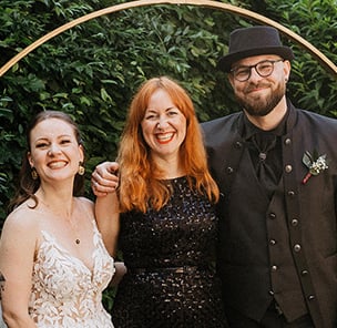 Alternative Wedding Hannover! ein strahlendes Hochzeitspaar mit einer glücklichen Rednerin in ihrer Mitte nach der Trauung