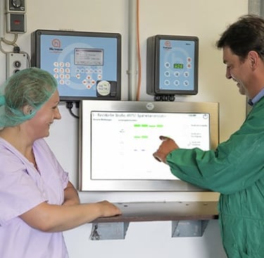 Mitarbeiter am FreiMäster-DigiStall Terminal