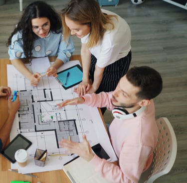 Equipo de arquitectos conectados con sus móviles.