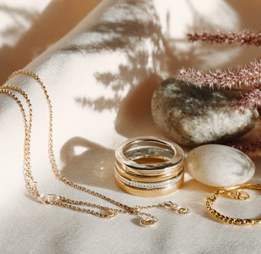 Eleganter Silberschmuck und Goldschmuck – Ringe, Kette und Armband auf Stoff mit Naturdeko – HeideSchmuck