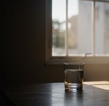 Luz suave da manhã atravessa a janela e repousa sobre um copo imóvel.