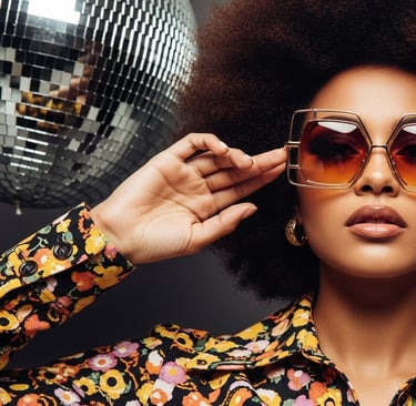 Mujer glamorosa con lentes oversize geométricos años 70, estilo disco era, colores vibrantes 