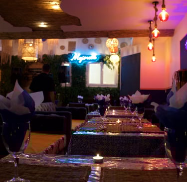 Salle intérieure du restaurant Majorelle à Bordeaux, ambiance marocaine feutrée avec tables dressées