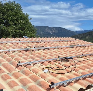 Installation des micro-onduleurs APsystems et mise à la terre sur carport en plaques PST à Mézel.