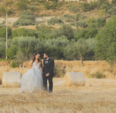 una sposa e uno sposo in piedi in un campo