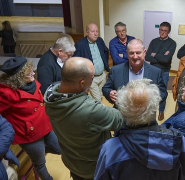 Échange entre le président de la communauté de communes et les habitants de Prétouville dans une sal