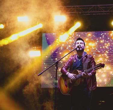 Fotógrafo profesional de eventos en Quito, Ecuador. Concierto CUMBAFEST concierto Daniel Páez luces amarillas en espectáculo