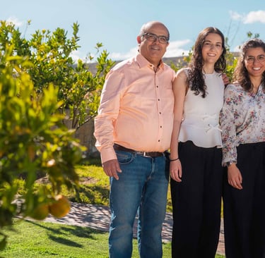Sesión de fotos de retratos familiares en Quito, familia feliz en su casa