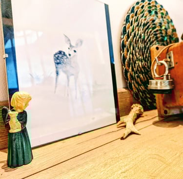Dessin d'une biche, figurine d'un petit ange et bois de chevreuil