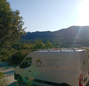 Véhicule Solaire France Éco stationné à Mézel, préparation de l’installation photovoltaïque sur carport.
