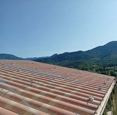 Fixations par tirfons installées sur toiture en plaques PST du carport à Mézel, préparation des rails pour panneaux solaires