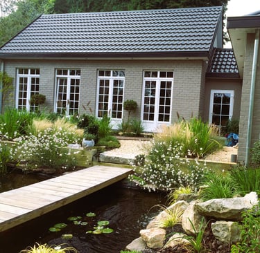 Tuin met mediterrane sfeer, waterdoorlatende bestrating en losse beplanting. 