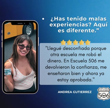 mujer mostrando licencia de conducir