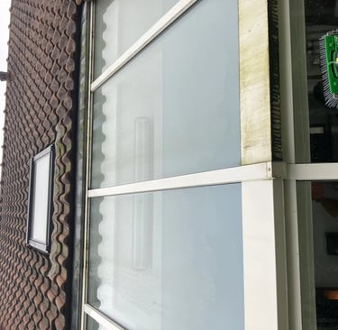 nettoyage de menuiseries autour d'une vitres