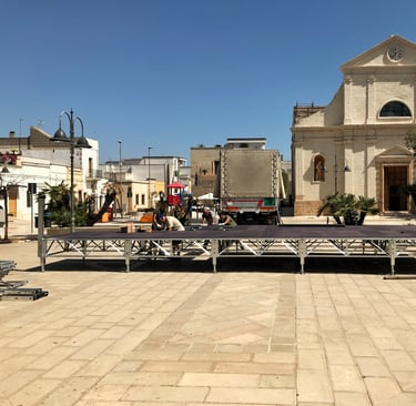 palco comunale installato presso Piazza Castello a Monteparano