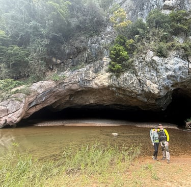 Hang Én cave main entrance, ke bang national park, Vietnam