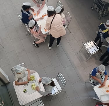 Un groupe sous la supervision de l'Institutrice et des Parents