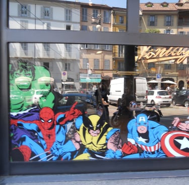 Decorazione vetrina con personaggi Marvel i stile 