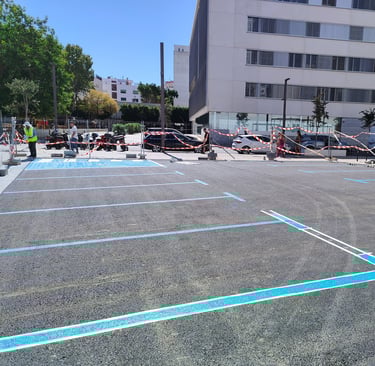 Señalización horizontal en parking privado con líneas y pictogramas