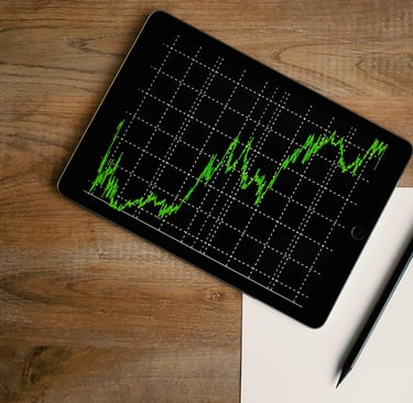 Um tablet mostrando um grafico com uma tendencia de crescimento.